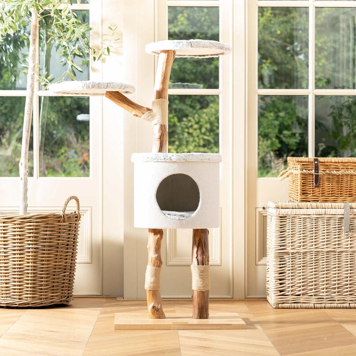 Arbre à chat robuste avec plateforme, griffoir en corde tressée et niche confortable, parfait pour les chats actifs.