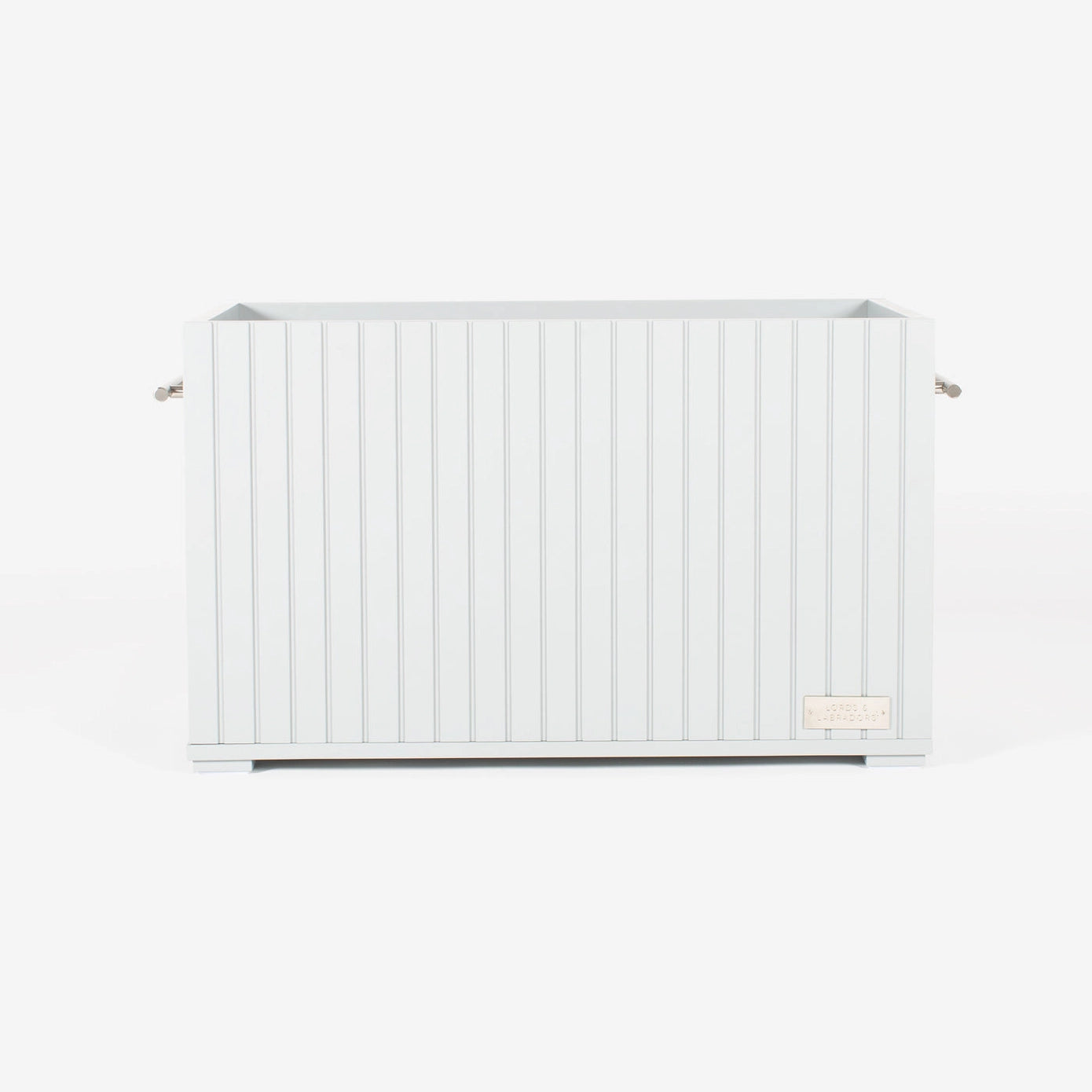 Armoire de rangement blanche en bois, conçue pour stocker les jouets, couvertures et accessoires des chiens et chats de manière organisée.