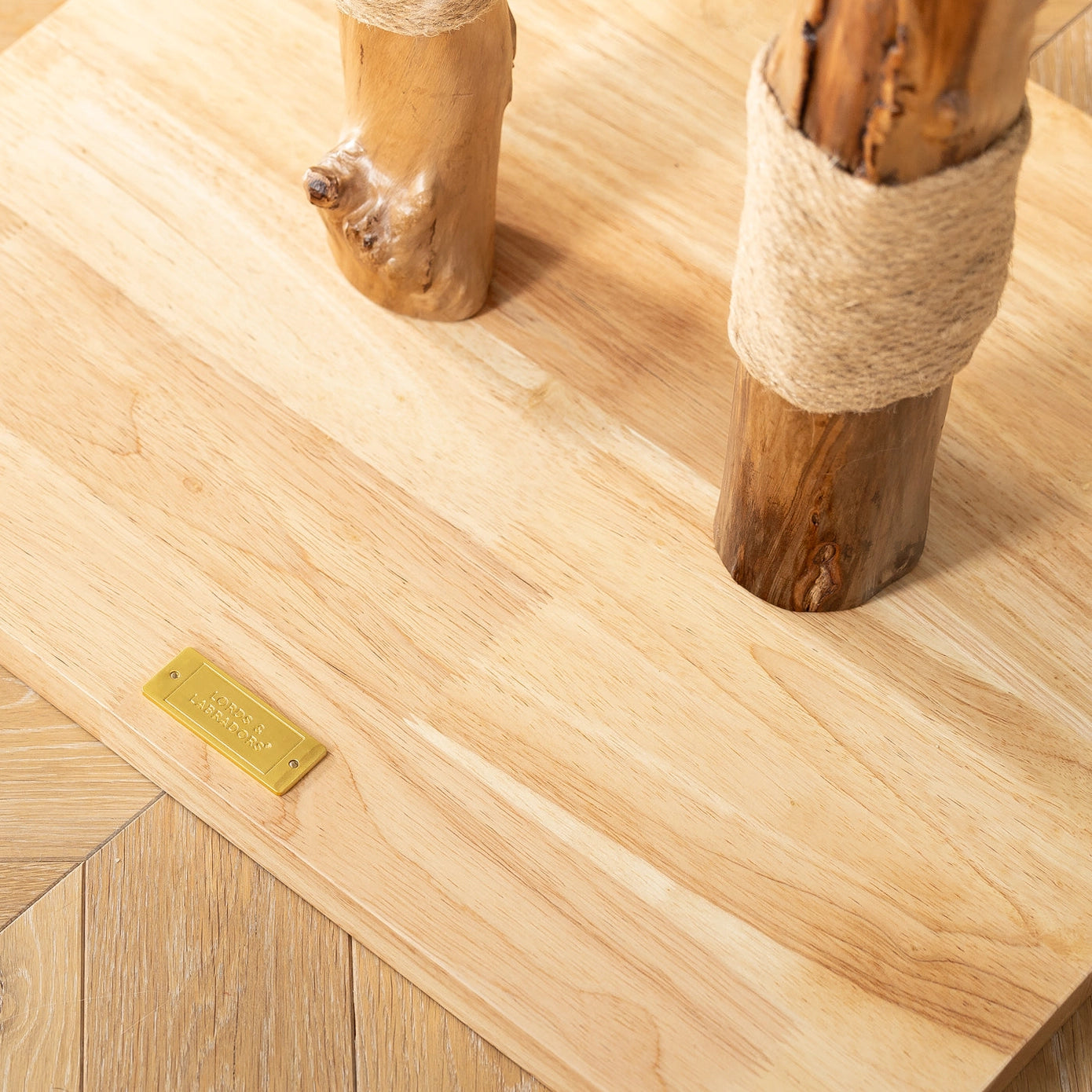Base en bois solide avec étiquette de marque, conçue pour soutenir les arbres à chat de manière stable et durable.