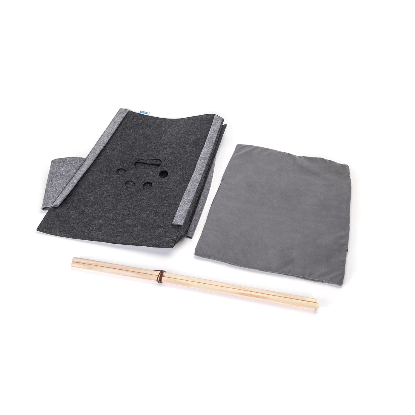 Composants d'une tente tipi pour chat, comprenant deux panneaux en tissu gris (l'un avec un motif de patte de chat) et deux bâtons en bois attachés par une cordelette.