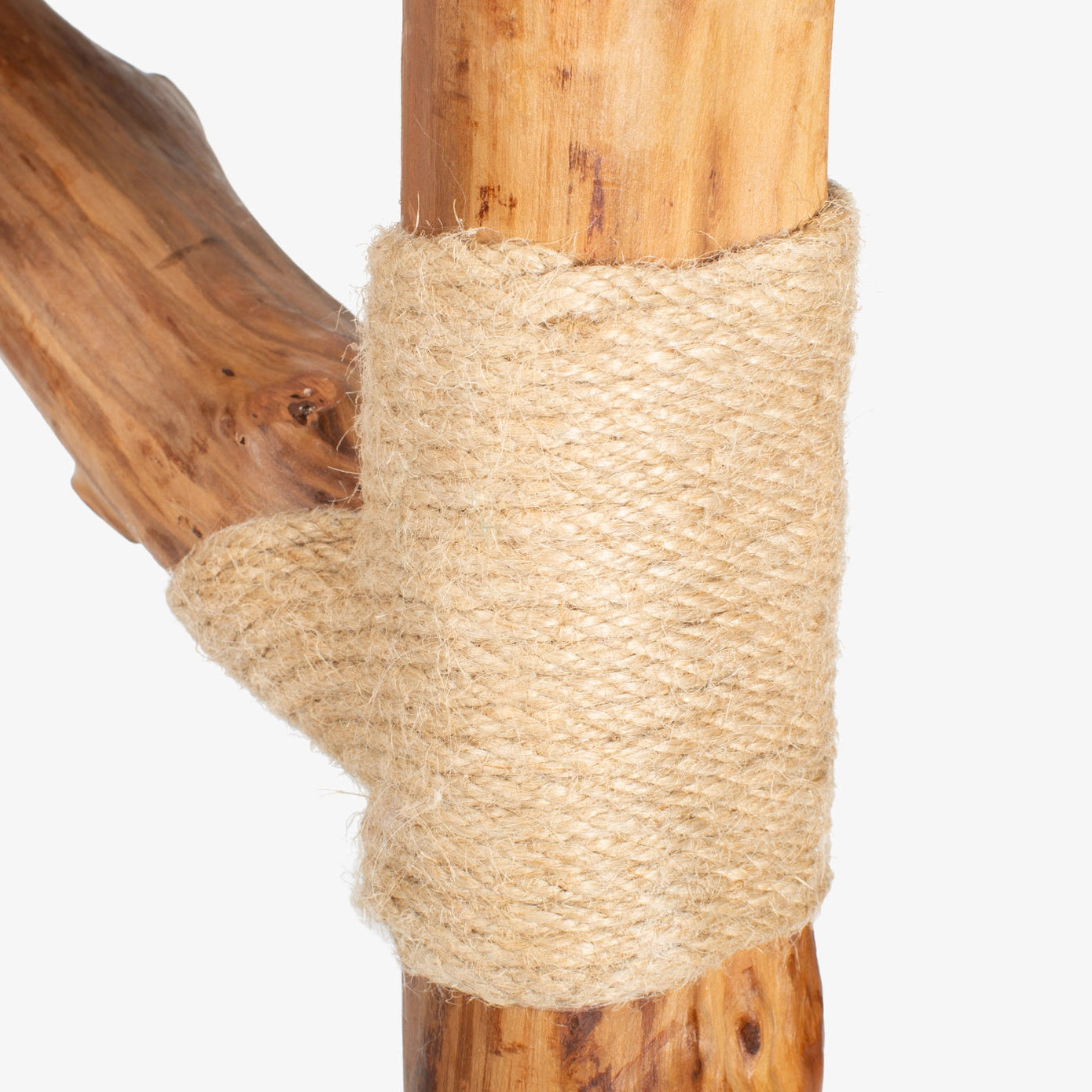 Griffoir robuste en corde tressée, conçu pour stimuler les griffes des chats tout en respectant l’environnement.