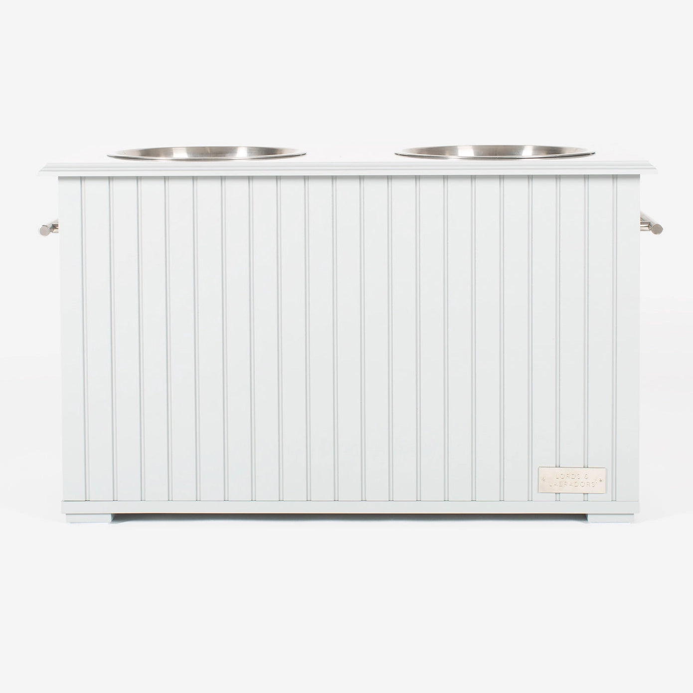 Station alimentaire blanche avec deux bols en acier inoxydable, conçue pour stocker et servir la nourriture et l’eau de manière hygiénique.