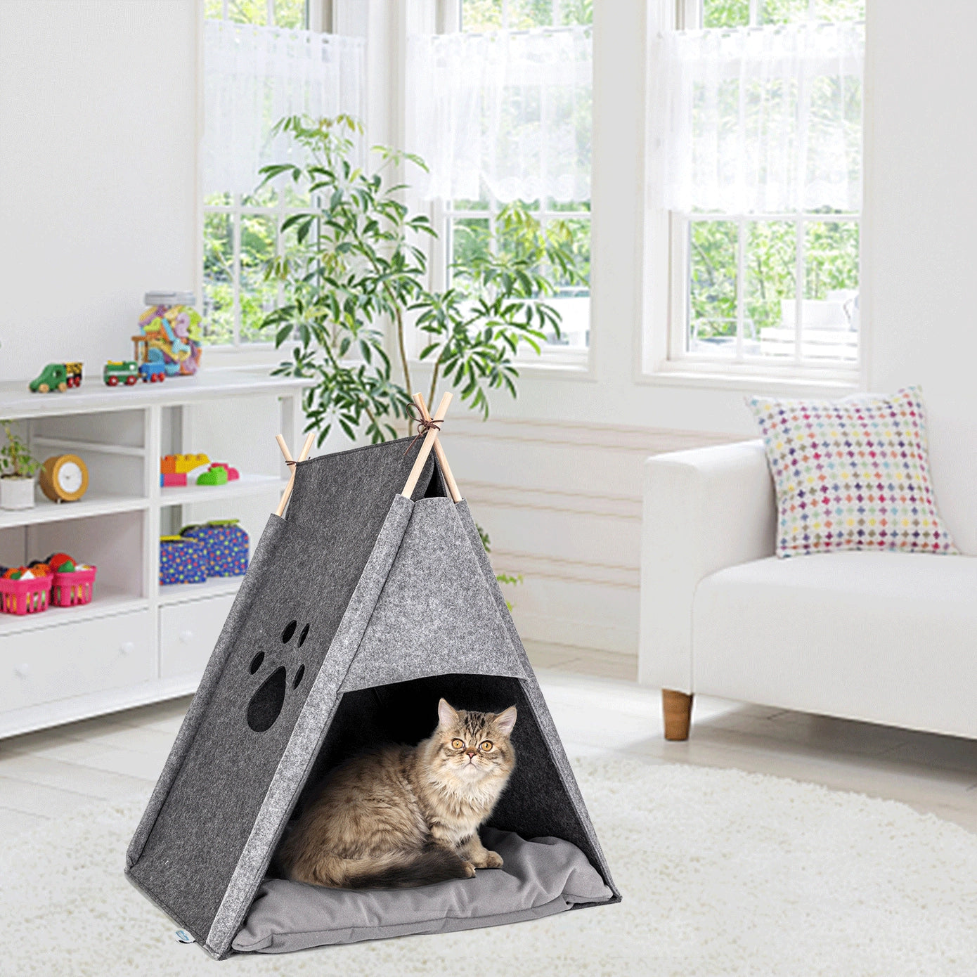 Tente tipi pour chat en tissu gris, dotée d'un design mignon avec patte et œil bleu, offrant un espace douillet et sécurisé pour que votre chat puisse se détendre.