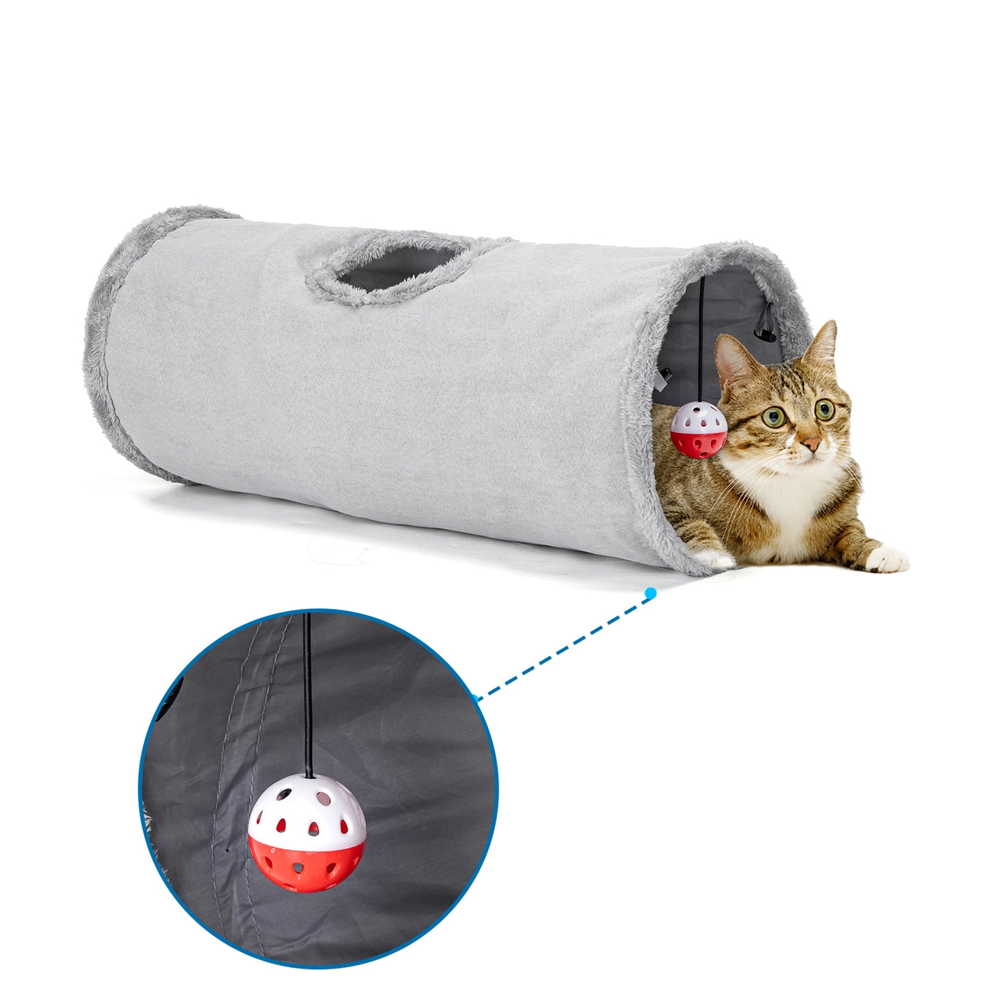 Tunnel pour chat en tissu gris doux, doté d'une boule rouge suspendue à l'intérieur. Un chat curieux joue dedans, montrant son utilisation comme espace de jeu captivant.