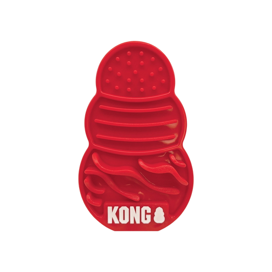 Tapis à lécher KONG Licks rouge, en forme de jouet KONG, avec picots et rainures pour friandises.