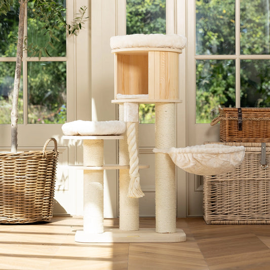 Arbre à chat en bois clair avec griffoirs en sisal, hamac suspendu et coussins moelleux, idéal pour grimper, se reposer et faire ses griffes.