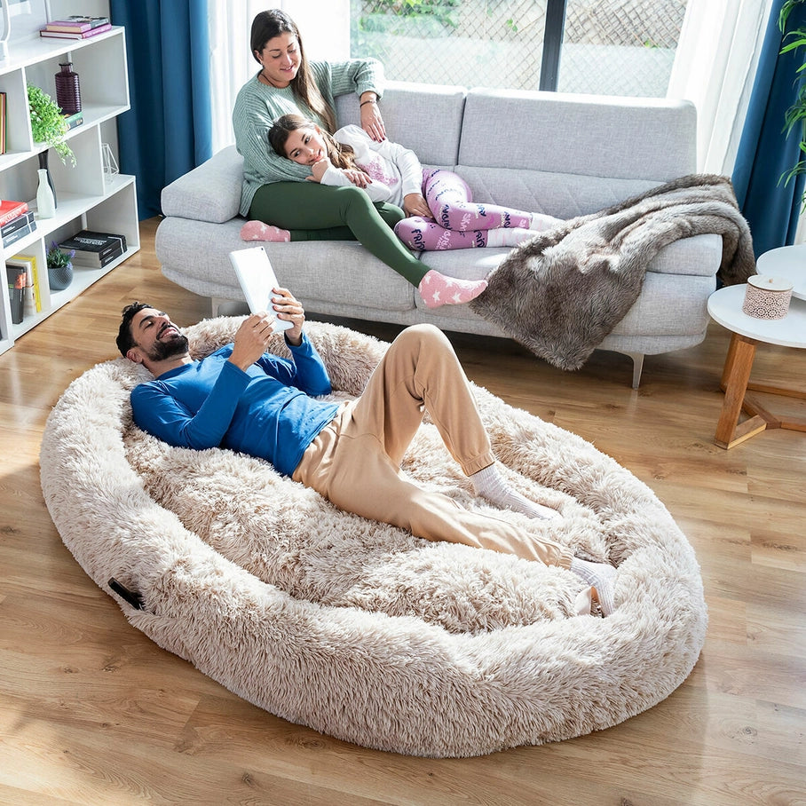 Lit douillet forme donut beige pour grand chien, coussin relaxant à poils longs effet calmant, idéal pour animaux anxieux et arthritiques