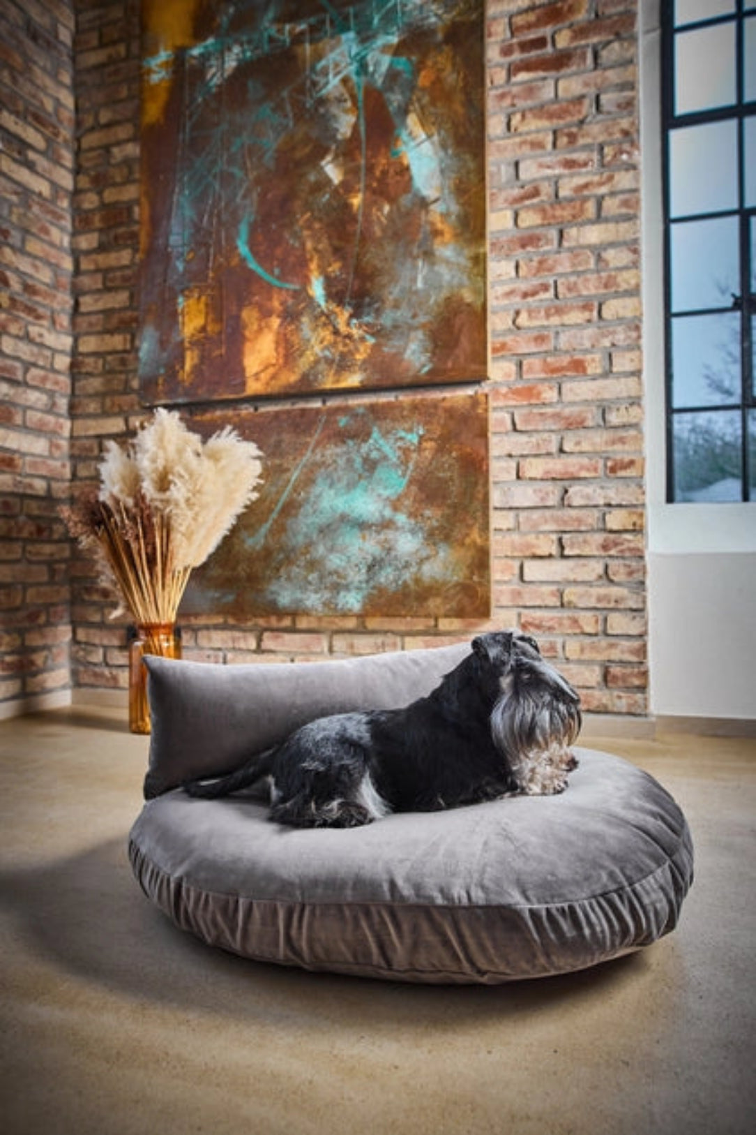 Coussin ovale en tissu gris pour chien, doux et confortable, parfait pour les chiots et chiens de toutes tailles, lavable et adapté à l’intérieur.