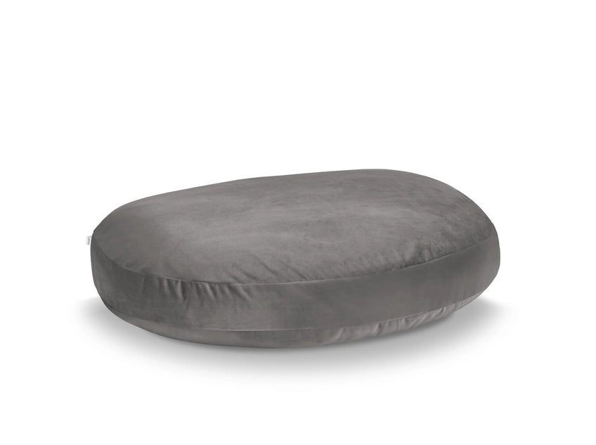 Coussin ovale en tissu gris pour chien, doux et confortable, parfait pour les chiots et chiens de toutes tailles.