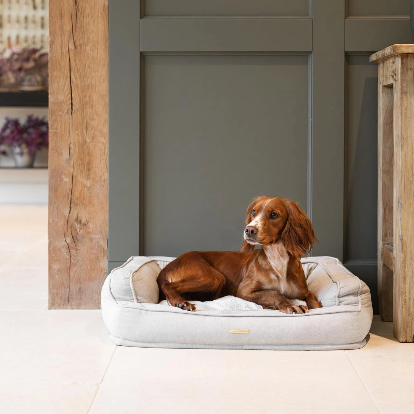 Coussin ovale en tissu beige pour chien, doux et confortable, idéal pour les chiots et chiens de toutes tailles.