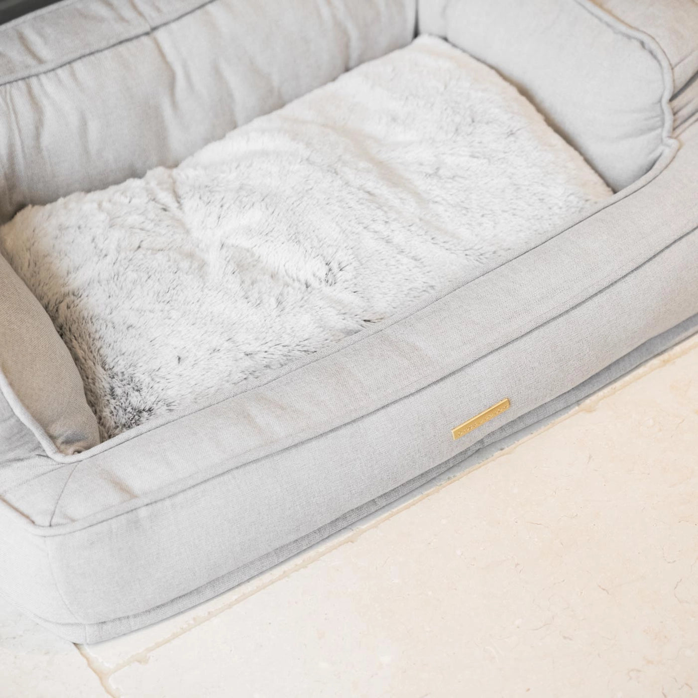 Coussin ovale en tissu beige pour chien, doux et confortable, doté d’un oreiller moelleux, parfait pour les chiots et chiens de toutes tailles.