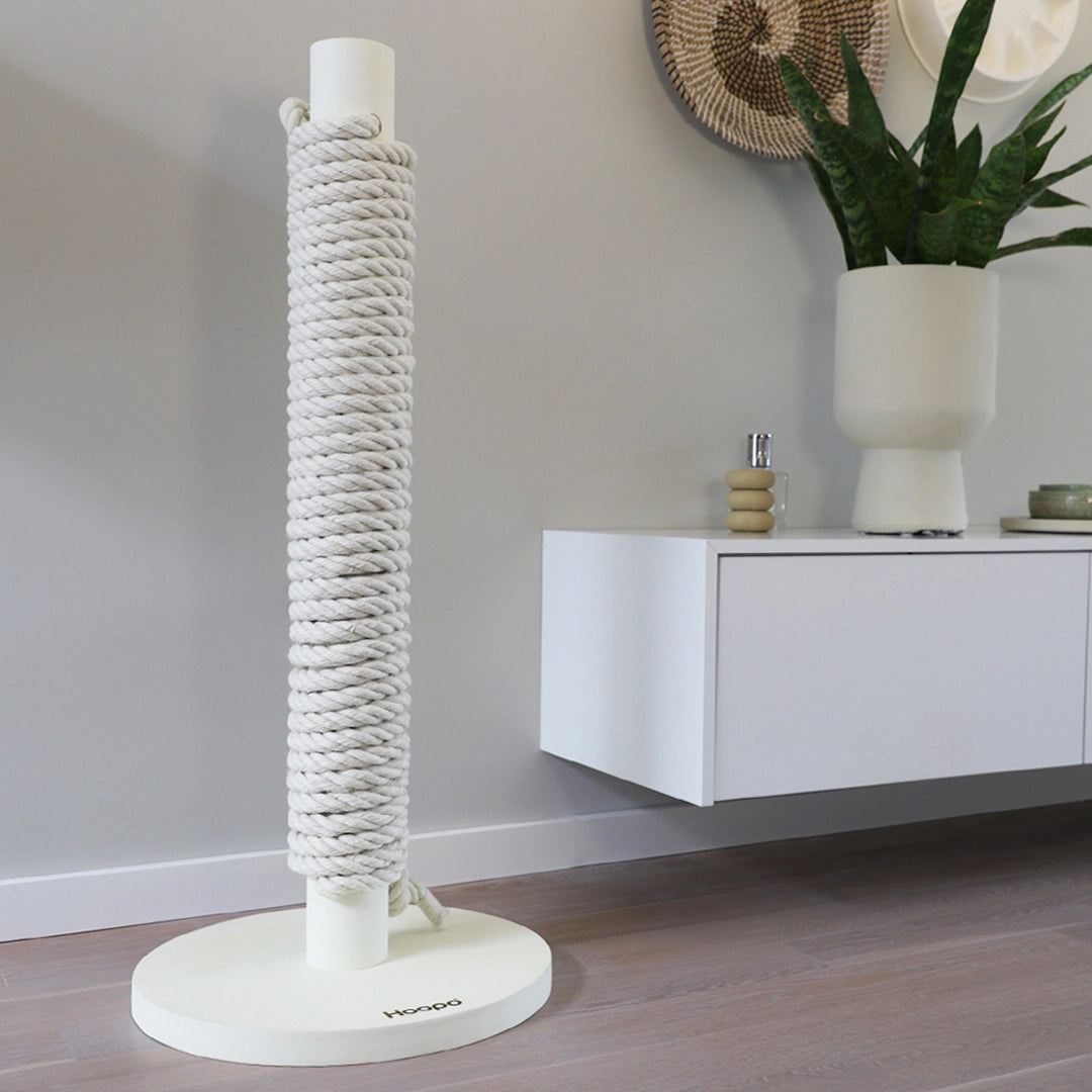 Griffoir élégant en corde tressée blanche avec base solide, parfait pour les chats actifs et qui s’intègre facilement dans un intérieur contemporain