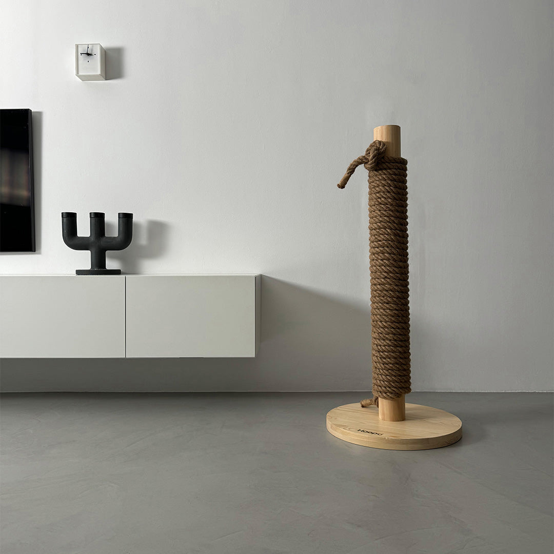 Griffoir moderne en corde tressée marron et base en bois clair, parfait pour les chats actifs et qui s’intègre facilement dans un intérieur contemporain.