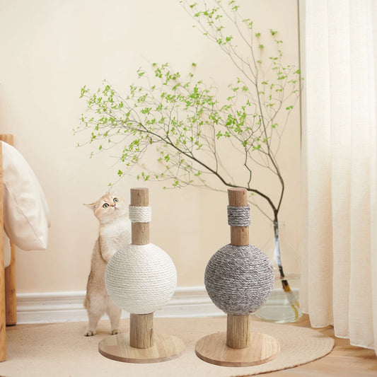 Deux griffoirs sphériques en corde tressée (blanc et gris), montés sur des bases en bois, parfaits pour stimuler les griffes des chats de manière esthétique.