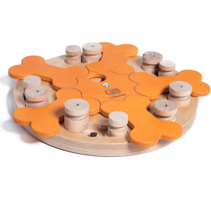 Plateau d’intelligence en bois naturel et orange pour chien, jouet interactif avec pièces mobiles pour distribuer des friandises, idéal pour stimuler mentalement les chiens actifs ou gourmands.