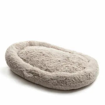 Panier ovale en fausse fourrure beige, lit ultra moelleux et confortable pour chien, idéal pour offrir un espace de repos doux et chaleureux à ton animal de compagnie.

