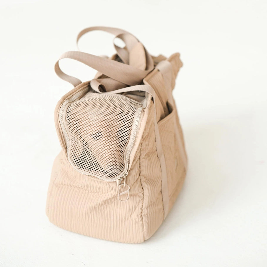 Sac de transport pour animaux beige, doté d'une fenêtre en maille pour une bonne ventilation et une vue extérieure. La fermeture zippée assure la sécurité de l'animal.