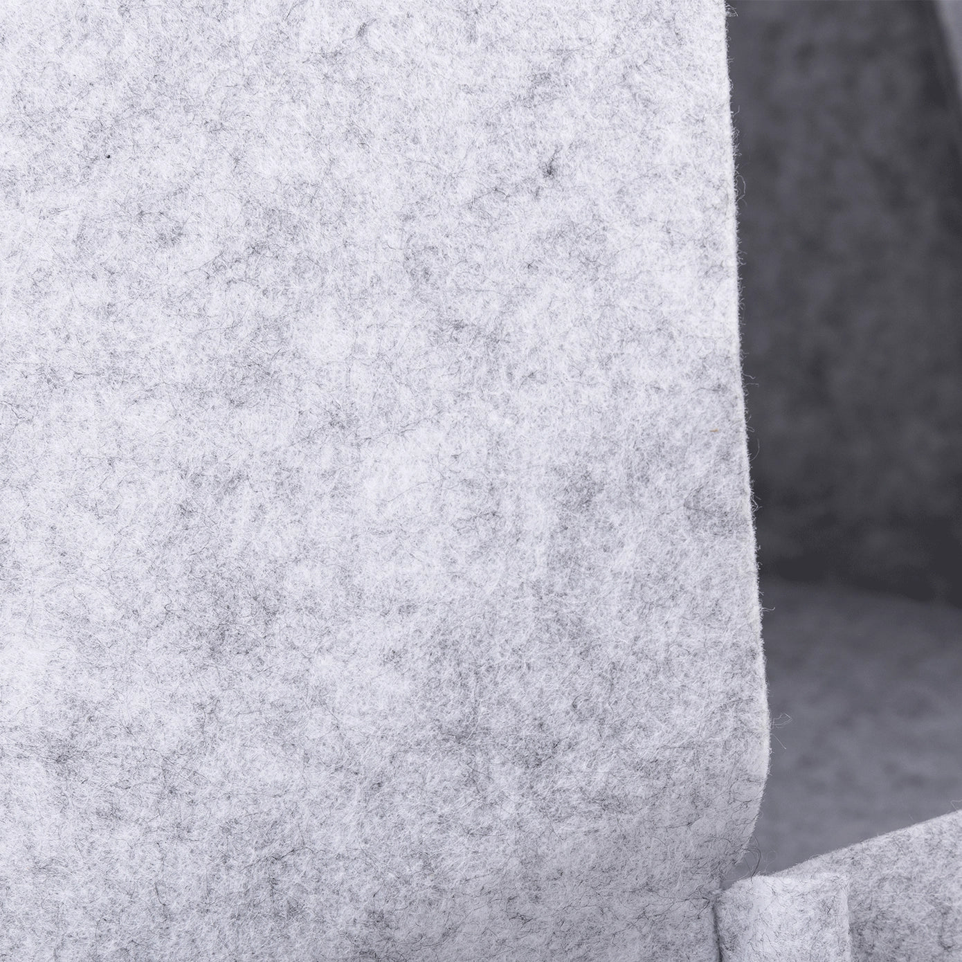 Détail du tissu gris clair doux et moelleux du tipi 