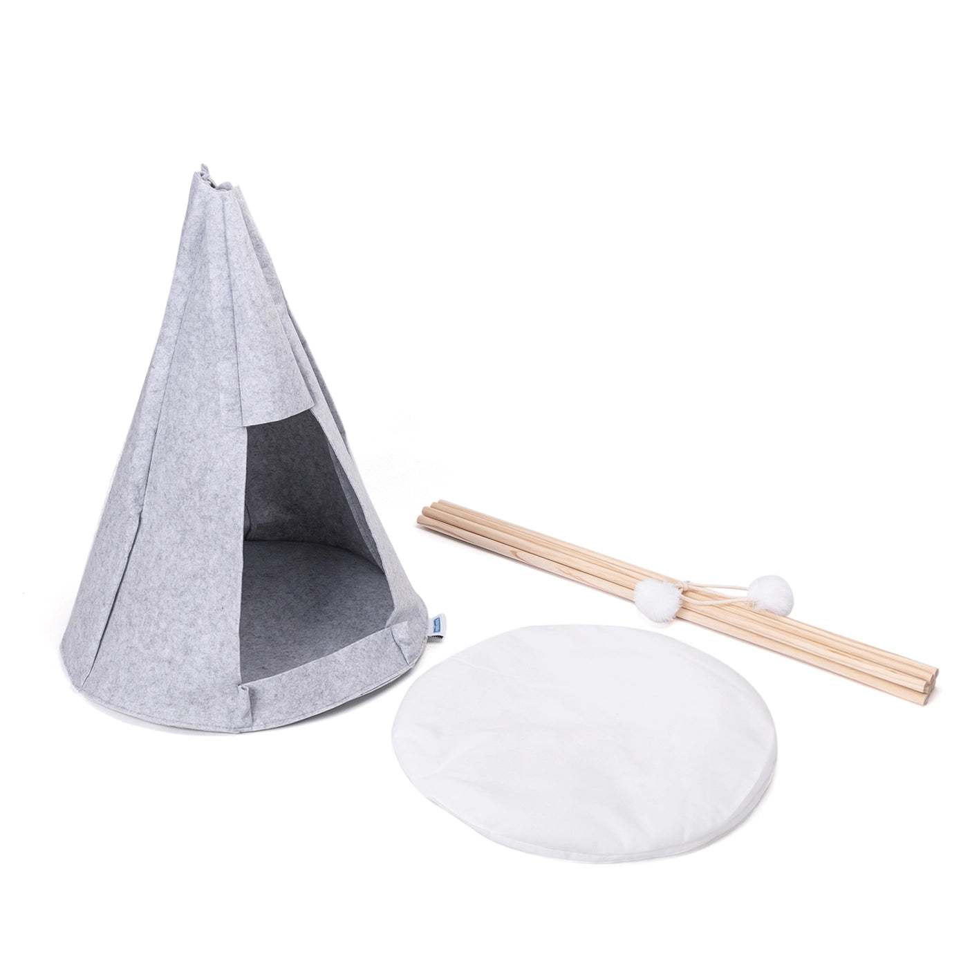 Composants du tipi les bâtons de la structure et la tente et la surface au sol confortable. 