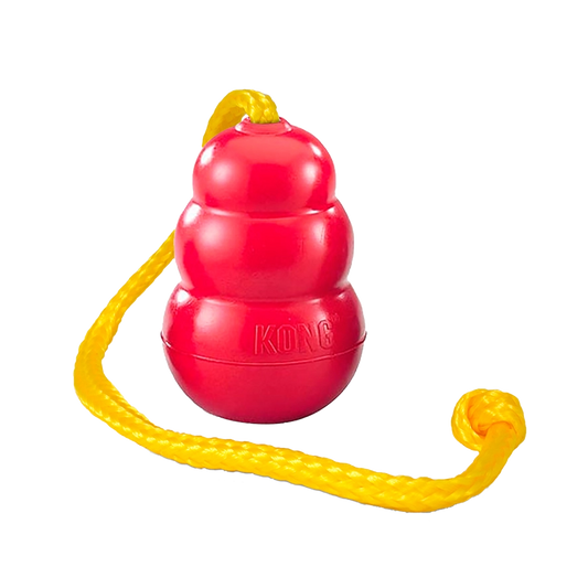 Jouet KONG Classic rouge avec corde jaune, conçu pour les jeux de lancer et de traction avec les chiens.