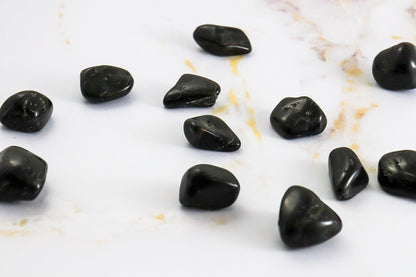 Black Tourmaline Rolled Stone – vue 3