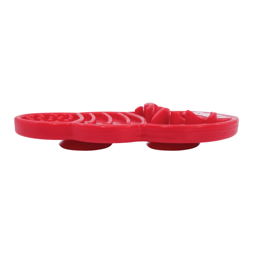 Vue latérale du tapis à lécher KONG Licks rouge montrant les ventouses de fixation et la surface texturée.